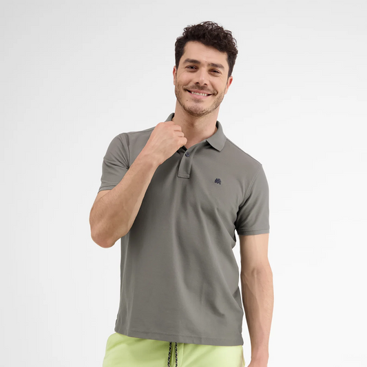 Man wearing a grey Lerros classic polo shirt in Cool and Dry piqué fabric, front view studio photo