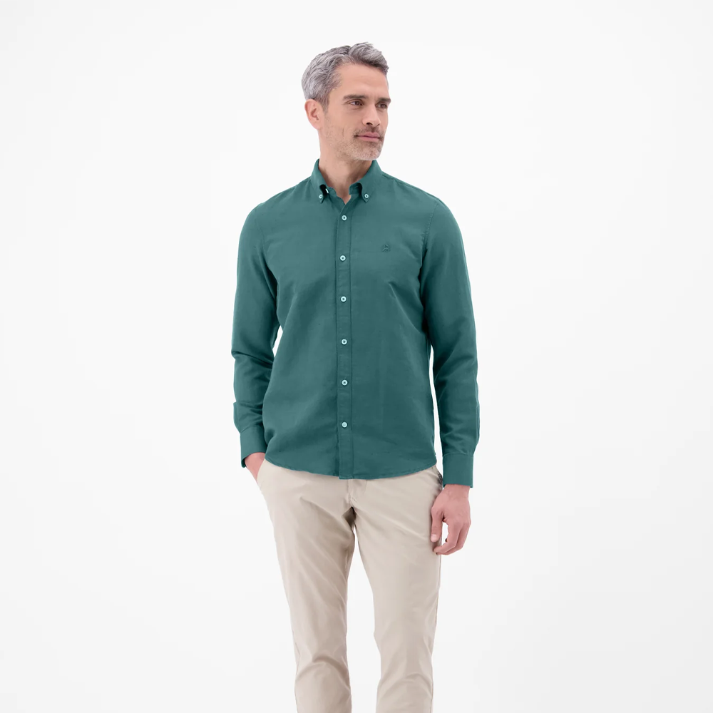 Man wearing a teal green Lerros cotton-linen blend shirt with beige chinos, front view studio photo, available at Kayagan