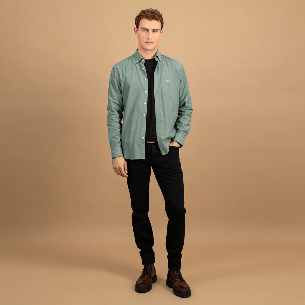 Fynch Hatton sage green cotton shirt with chest pocket and button-down collar, front view studio photo, available at Kayagan