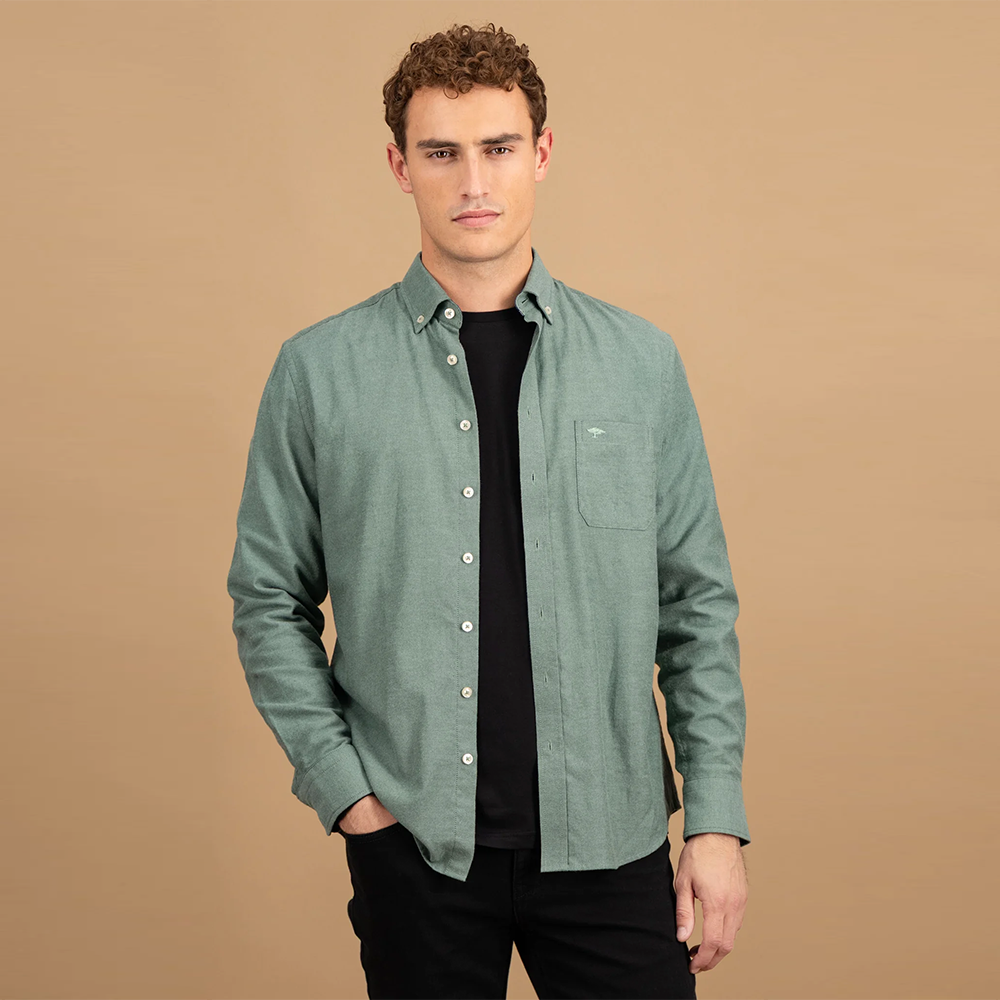 Fynch Hatton sage green cotton shirt with chest pocket and button-down collar, front view studio photo, available at Kayagan