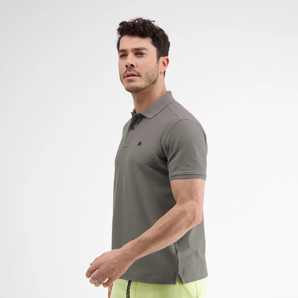 Man wearing a grey Lerros classic polo shirt in Cool and Dry piqué fabric, front view studio photo
