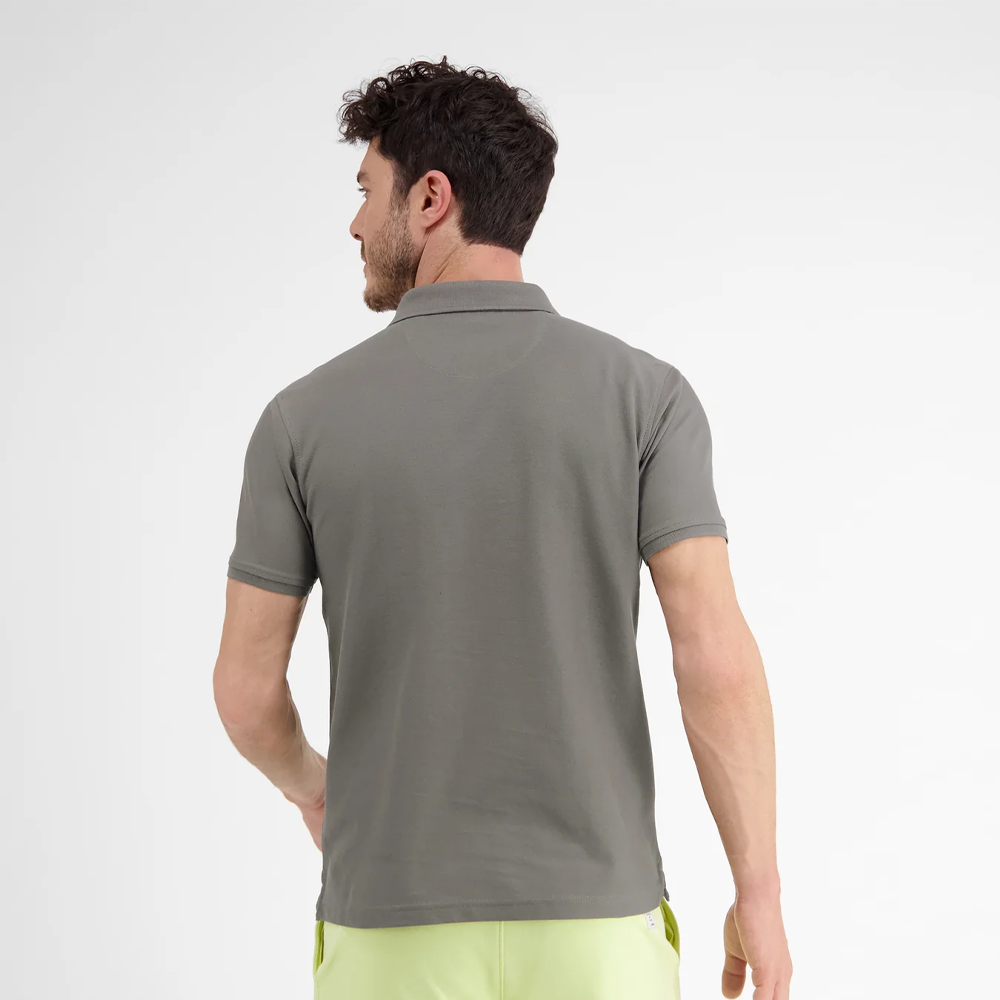 Man wearing a grey Lerros classic polo shirt in Cool and Dry piqué fabric, front view studio photo