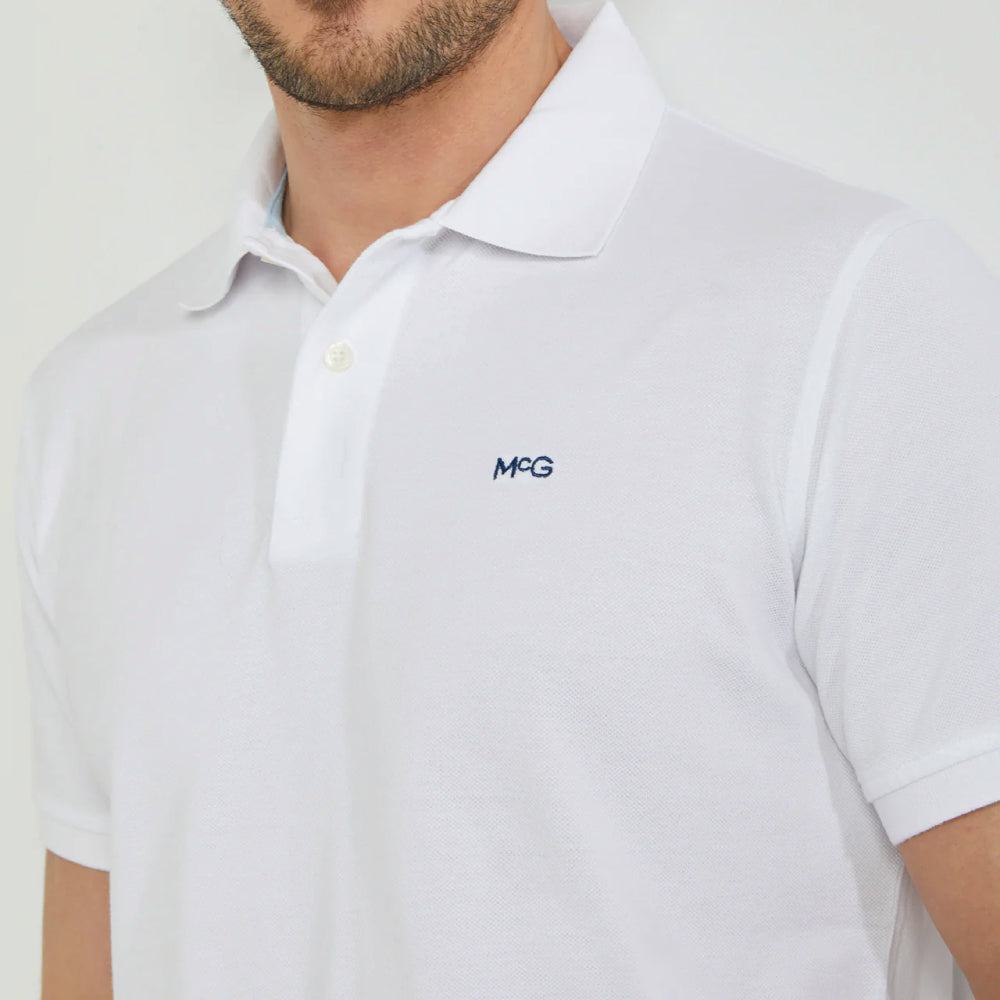 Man wearing a McGregor men's classic regular fit white polo shirt with a ribbed collar and short sleeves , Kayagan